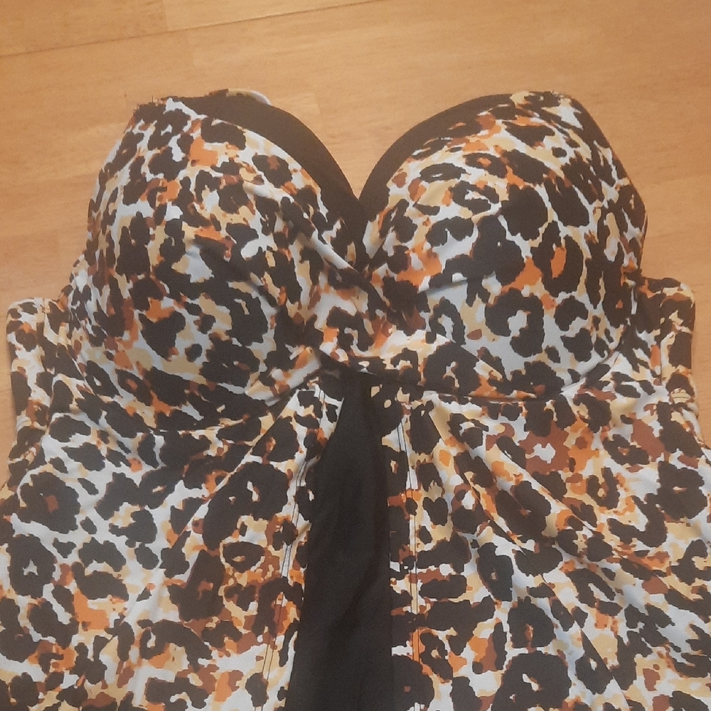 Leopard Print Black and Orange Women’s Swim Top EUC SIZE 18